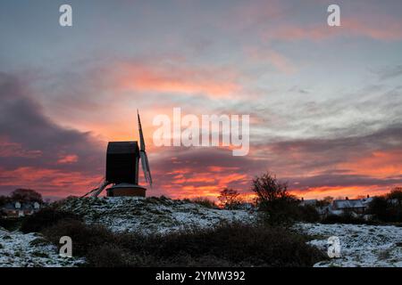 Alba invernale al Brill Windmill. Buckinghamshire, Inghilterra Foto Stock