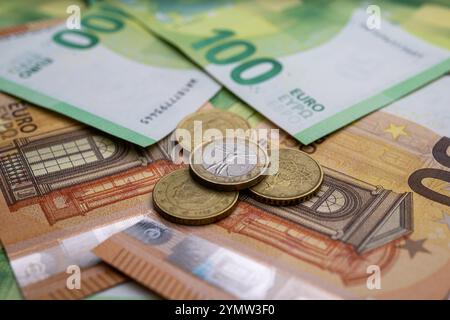 Euro-Münzen und Banknoten Nahaufnahme , Deutschland, 23.11.2024, Detailaufnahme von Euro-Münzen und Banknoten in verschiedenen Werten. Symbolisiert Finanzen, Wirtschaft und Europäische Währung. *** Primo piano di monete e banconote in euro , Germania, 23 11 2024, primo piano di monete e banconote in euro di diversi tagli simboleggia la finanza, l'economia e la moneta europea Foto Stock