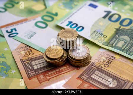 Euro-Münzen und Banknoten Nahaufnahme , Deutschland, 23.11.2024, Detailaufnahme von Euro-Münzen und Banknoten in verschiedenen Werten. Symbolisiert Finanzen, Wirtschaft und Europäische Währung. *** Primo piano di monete e banconote in euro , Germania, 23 11 2024, primo piano di monete e banconote in euro di diversi tagli simboleggia la finanza, l'economia e la moneta europea Foto Stock