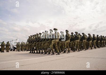 Presentazione delle forze armate serbe. File di soldati con equipaggiamento militare moderno in marcia. Esercito serbo, reggimento militare presso la base aerea Batajnica, Foto Stock