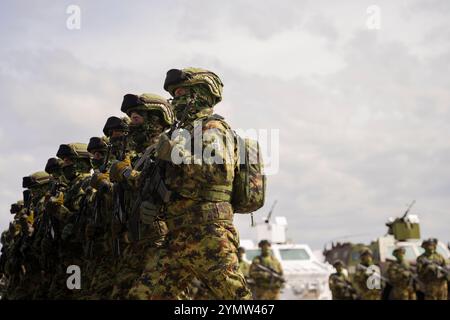 Presentazione delle forze armate serbe. File di soldati con equipaggiamento militare moderno in marcia. Esercito serbo, reggimento militare presso la base aerea Batajnica, Foto Stock