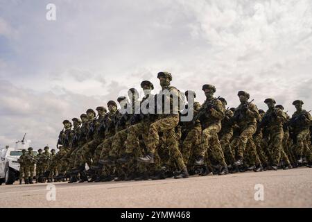 Presentazione delle forze armate serbe. File di soldati con equipaggiamento militare moderno in marcia. Esercito serbo, reggimento militare presso la base aerea Batajnica, Foto Stock