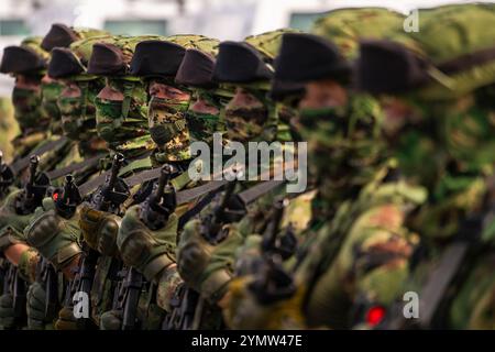 Presentazione delle forze armate serbe. File di soldati con equipaggiamento militare moderno in marcia. Esercito serbo, reggimento militare presso la base aerea Batajnica, Foto Stock