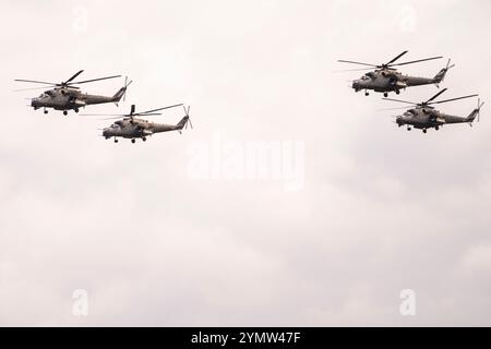 Presentazione delle forze armate serbe. Elicotteri militari moderni in volo, sistema di difesa aerea e veicolo corazzato in mostra. Esercito serbo, Reg. Militare Foto Stock