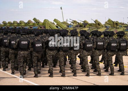 Presentazione delle forze armate serbe. File di soldati con equipaggiamento militare moderno in marcia. Esercito serbo, reggimento militare presso la base aerea Batajnica, Foto Stock