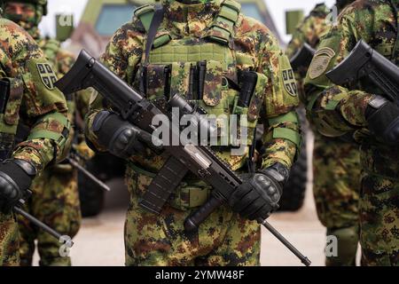 Presentazione delle forze armate serbe. File di soldati con equipaggiamento militare moderno in marcia. Esercito serbo, reggimento militare presso la base aerea Batajnica, Foto Stock