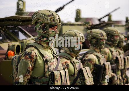 Presentazione delle forze armate serbe. File di soldati con equipaggiamento militare moderno in marcia. Esercito serbo, reggimento militare presso la base aerea Batajnica, Foto Stock