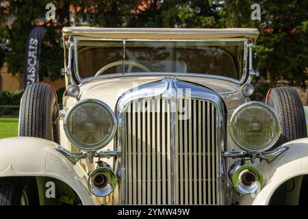 Vista frontale di una chrysler Imperial lebaron d'epoca che mostra l'impressionante griglia cromata e i fari Foto Stock