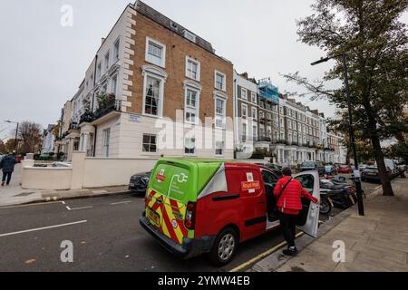 Londra, Regno Unito. 21 novembre 2024. Un impiegato postale entra in un veicolo elettrico a emissioni zero Royal mail a Notting Hill. Crediti: Mark Kerrison/Alamy Live Foto Stock