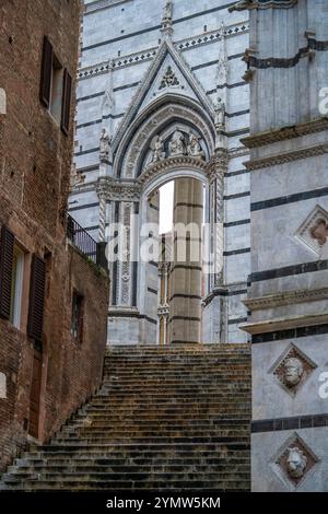 Bellissimo ingresso e scale per la famosa cattedrale del XIII secolo di Siena (Duomo di Siena). Siena, Italia 07.01.2024 Foto Stock