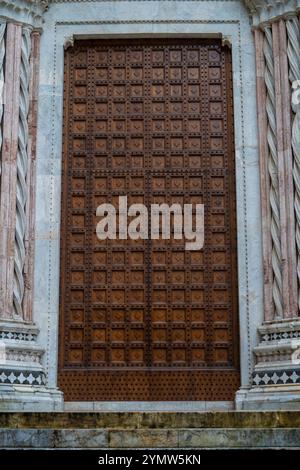 Dettagli di splendide porte e sculture in legno e sulla famosa cattedrale del XIII secolo di Siena (Duomo di Siena). Siena, Italia 07.01.2024 Foto Stock