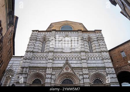 Vista della splendida e famosa cattedrale del XIII secolo a Siena (Duomo di Siena). Siena, Italia 07.01.2024 Foto Stock