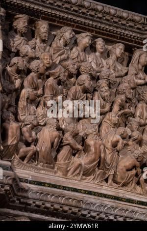 Dettagli sul Pulpito nella Cattedrale di Siena realizzato in marmo di Carrara in stile gotico di Nicola Pisano. Siena, Italia 07.01.2024 Foto Stock