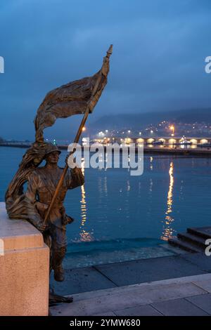 Dettagli veduta delle famose statue le Sartine, sculture in bronzo a Trieste, Italia 03.01.2024 Foto Stock