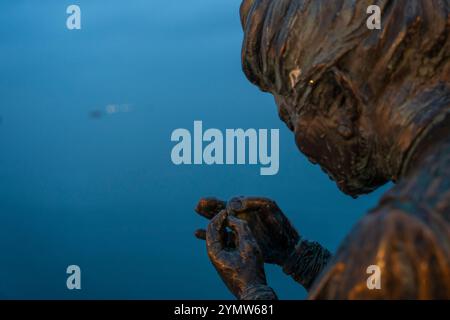 Dettagli veduta delle famose statue le Sartine, sculture in bronzo a Trieste, Italia. Mattina presto. Foto Stock