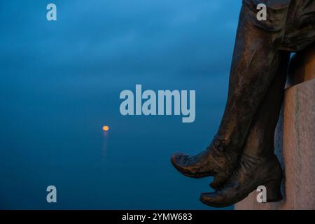 Dettagli veduta delle famose statue le Sartine, sculture in bronzo a Trieste, Italia. Mattina presto. Foto Stock