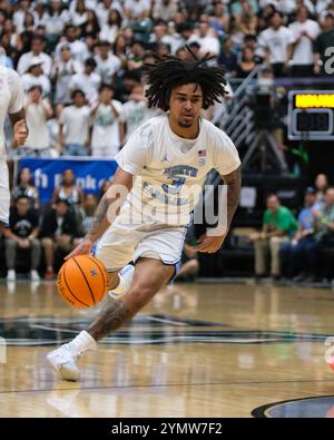 Honolulu, Hawaii, Stati Uniti. 22 novembre 2024. La guardia del North Carolina Elliot Cadeau (3) guida fino al basket durante la partita di basket NCAA del 2024 tra i North Carolina Tar Heels e la University of Hawaii Rainbow Warriors alla SimpliFi Arena allo Stan Sheriff Center di Honolulu, Hawaii. Glenn Yoza/CSM/Alamy Live News Foto Stock