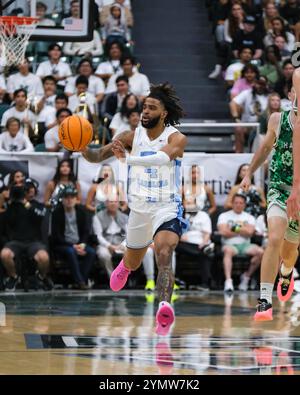 Honolulu, Hawaii, Stati Uniti. 22 novembre 2024. La guardia del North Carolina RJ Davis (4) passa la palla durante la partita di basket NCAA del 2024 tra i North Carolina Tar Heels e la University of Hawaii Rainbow Warriors alla SimpliFi Arena allo Stan Sheriff Center di Honolulu, Hawaii. Glenn Yoza/CSM/Alamy Live News Foto Stock
