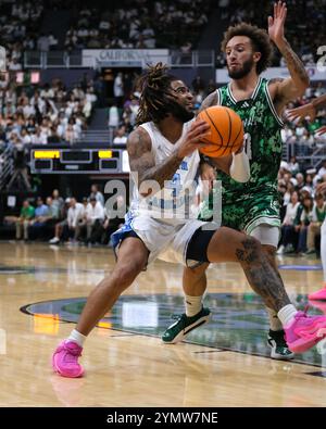 Honolulu, Hawaii, Stati Uniti. 22 novembre 2024. La guardia del North Carolina RJ Davis (4) guida fino al basket durante la partita di basket NCAA del 2024 tra i North Carolina Tar Heels e la University of Hawaii Rainbow Warriors alla SimpliFi Arena allo Stan Sheriff Center di Honolulu, Hawaii. Glenn Yoza/CSM/Alamy Live News Foto Stock
