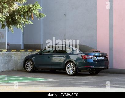 OSTRAVA, CZECHIA - 19 OTTOBRE 2024: Skoda Superb III 4x4, auto di sollevamento parcheggiata in strada Foto Stock