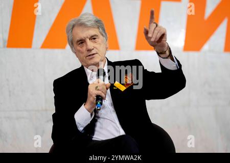 Kiev, Ucraina. 23 novembre 2024. VIKTOR YUSHCHENKO, ex presidente dell'Ucraina e fondatore del partito Our Orange Block, a Talk with Students at the National Center Ukrainian House nel centro di Kiev. Gli argomenti andavano dalla Rivoluzione arancione, che alla fine portò alla sua elezione, alla guerra in corso con la Russia. Crediti: Andreas Stroh/Alamy Live News Foto Stock