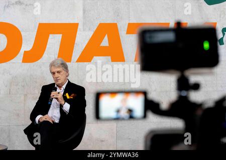 Kiev, Ucraina. 23 novembre 2024. VIKTOR YUSHCHENKO, ex presidente dell'Ucraina e fondatore del partito Our Orange Block, a Talk with Students at the National Center Ukrainian House nel centro di Kiev. Gli argomenti andavano dalla Rivoluzione arancione, che alla fine portò alla sua elezione, alla guerra in corso con la Russia. Crediti: Andreas Stroh/Alamy Live News Foto Stock