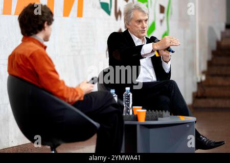 Kiev, Ucraina. 23 novembre 2024. VIKTOR YUSHCHENKO, ex presidente dell'Ucraina e fondatore del partito Our Orange Block, a Talk with Students at the National Center Ukrainian House nel centro di Kiev. Gli argomenti andavano dalla Rivoluzione arancione, che alla fine portò alla sua elezione, alla guerra in corso con la Russia. Crediti: Andreas Stroh/Alamy Live News Foto Stock