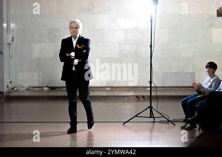 Kiev, Ucraina. 23 novembre 2024. VIKTOR YUSHCHENKO, ex presidente dell'Ucraina e fondatore del partito Our Orange Block, a Talk with Students at the National Center Ukrainian House nel centro di Kiev. Gli argomenti andavano dalla Rivoluzione arancione, che alla fine portò alla sua elezione, alla guerra in corso con la Russia. Crediti: Andreas Stroh/Alamy Live News Foto Stock