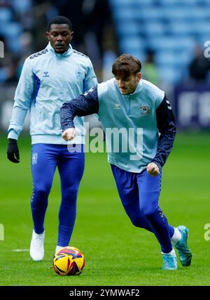 Liam Kitching (a destra) di Coventry City e Ephron Mason-Clark si riscaldano prima del match per il campionato Sky Bet alla Coventry Building Society Arena di Coventry. Data foto: Sabato 23 novembre 2024. Foto Stock