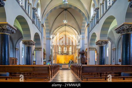 Monschau, Germania - 14 maggio 2024: Veduta attraverso la navata principale della chiesa di San Lamberto di Kalterherberg il 14 maggio 2024 a Monschau, Reno settentrionale Foto Stock