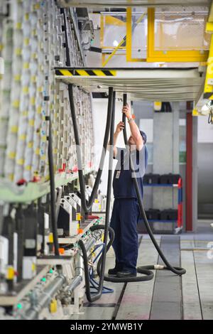 Il sito di Airbus a Filton Bristol dove stanno assemblando l'aereo militare A400M e l'aeromobile civile A350 - un montatore di aeromobili dell'A400M Foto Stock