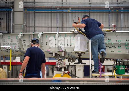 Il sito di Airbus a Filton, Bristol, dove stanno assemblando l'aereo militare A400M e l'aeromobile civile A350 - montatori di aeromobili nell'A400M m. Foto Stock