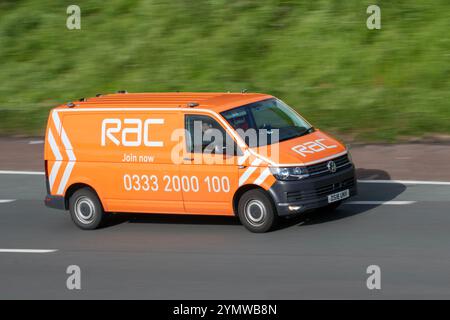 2018 Orange VW Volkswagen Transporter T32 Stin TDI B viaggiando a velocità sostenuta sull'autostrada M6 UK Foto Stock