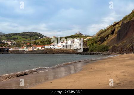 Il centro storico di Horta, l'isola di Faial, le Azzorre lungo le mura della città con vista su Porto PIM. Foto Stock