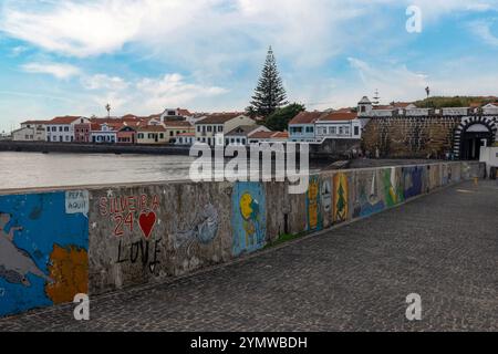 Il centro storico di Horta, l'isola di Faial, le Azzorre lungo le mura della città con vista su Porto PIM. Foto Stock