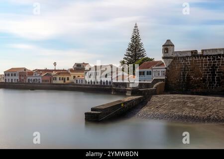 Il centro storico di Horta, l'isola di Faial, le Azzorre lungo le mura della città con vista su Porto PIM. Foto Stock