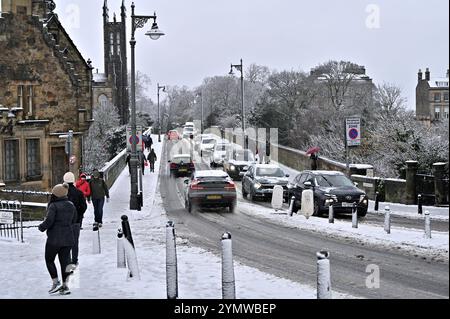 Edimburgo, Scozia, Regno Unito. 23 novembre 2024. Tempesta Bert: La neve pesante nella parte occidentale della città disturba temporaneamente auto e pedoni. La neve persiste nel West End più a lungo del previsto. Fare la coda al traffico sul ponte Dean. Crediti: Craig Brown/Alamy Live News Foto Stock