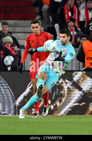 Monaco, Germania. 22 novembre 2024. Torwart Nediljko Labrovic FC Augsburg FCA (22) Aktion FC Bayern Muenchen FCB vs FC Augsburg FCA 22.11.2024 LE NORMATIVE DFL VIETANO QUALSIASI USO DI FOTOGRAFIE COME SEQUENZE DI IMMAGINI E/O QUASI-VIDEO/dpa/Alamy Live News Foto Stock