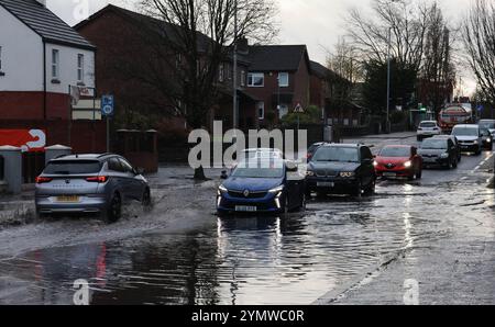 Belfast, Irlanda del Nord, Regno Unito. 23 novembre 2024. Condizioni meteorologiche del Regno Unito - le forti precipitazioni davanti alla tempesta Bert hanno causato inondazioni localizzate in tutta l'Irlanda del Nord. La Ravenhill Road a Belfast era una di queste località, i veicoli dovevano attraversare con cura le inondazioni. Crediti: CAZIMB/Alamy Live News. Foto Stock