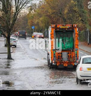 Belfast, Irlanda del Nord, Regno Unito. 23 novembre 2024. Condizioni meteorologiche del Regno Unito - le forti precipitazioni davanti alla tempesta Bert hanno causato inondazioni localizzate in tutta l'Irlanda del Nord. La Ravenhill Road a Belfast era una di queste località, i veicoli dovevano attraversare con cura le inondazioni. Crediti: CAZIMB/Alamy Live News. Foto Stock