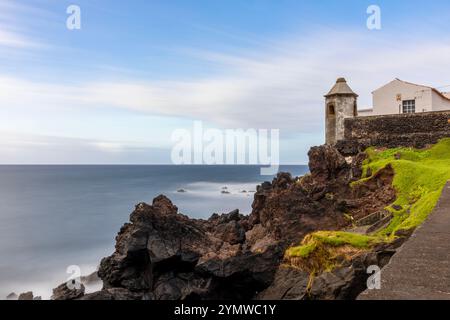 Il centro storico di Horta, l'isola di Faial, le Azzorre lungo le mura della città con vista su Porto PIM. Foto Stock