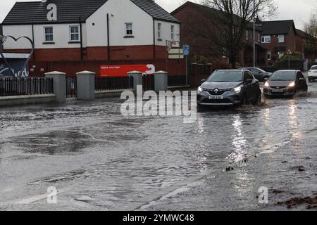 Belfast, Irlanda del Nord, Regno Unito. 23 novembre 2024. Condizioni meteorologiche del Regno Unito - le forti precipitazioni davanti alla tempesta Bert hanno causato inondazioni localizzate in tutta l'Irlanda del Nord. La Ravenhill Road a Belfast era una di queste località, i veicoli dovevano attraversare con cura le inondazioni. Crediti: CAZIMB/Alamy Live News. Foto Stock