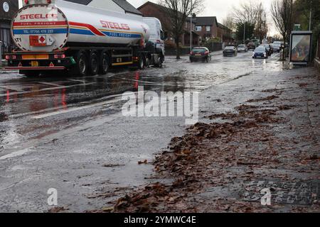 Belfast, Irlanda del Nord, Regno Unito. 23 novembre 2024. Condizioni meteorologiche del Regno Unito - le forti precipitazioni davanti alla tempesta Bert hanno causato inondazioni localizzate in tutta l'Irlanda del Nord. La Ravenhill Road a Belfast era una di queste località, i veicoli dovevano attraversare con cura le inondazioni. Crediti: CAZIMB/Alamy Live News. Foto Stock