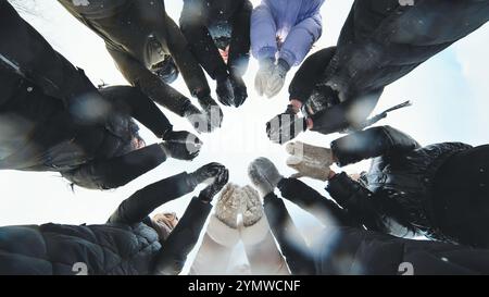 Giovani studentesse in guanti in posa per un servizio fotografico invernale all'aperto in cerchio Foto Stock