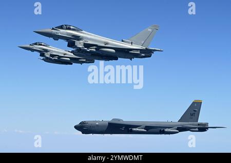 Due Eurofighter Typhoon della Royal Air Force volano in formazione con un B-52H Stratofortress della U.S. Air Force all'interno dell'area di Responb dello U.S. Central Command Foto Stock