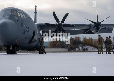 Un equipaggio assegnato al 37th Airlift Squadron conduce procedure post-volo per garantire che l'aereo sia pronto per la missione presso la base aerea di Ramstein, Germania, N Foto Stock