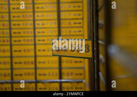 Cassetta di sicurezza all'interno di una vecchia cassaforte della banca. Concetto di conservazione di documenti o oggetti di valore importanti in un ambiente sicuro e protetto. Foto Stock