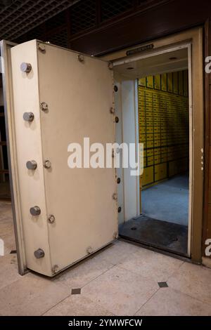 Open Bank Vault, chiusura della vecchia cassaforte della banca con cassette di sicurezza sullo sfondo. Concetto di conservazione di documenti o oggetti di valore importanti in una cassaforte Foto Stock