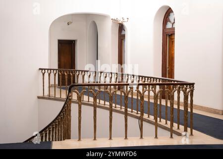 Corridoio Mansion e arredi di lusso con ringhiera vintage. interno nella sala di un palazzo aristocratico. Architettura rara. Foto Stock