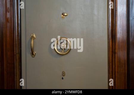 Bank Vault, chiusura della vecchia porta di sicurezza della banca. Concetto di conservazione di documenti o oggetti di valore importanti in un ambiente sicuro e protetto. Foto Stock